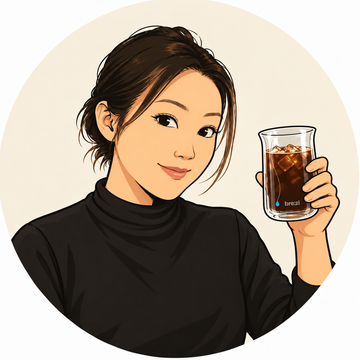 Illustration of Lynn raising a bre:zi Aura glass of cold coffee